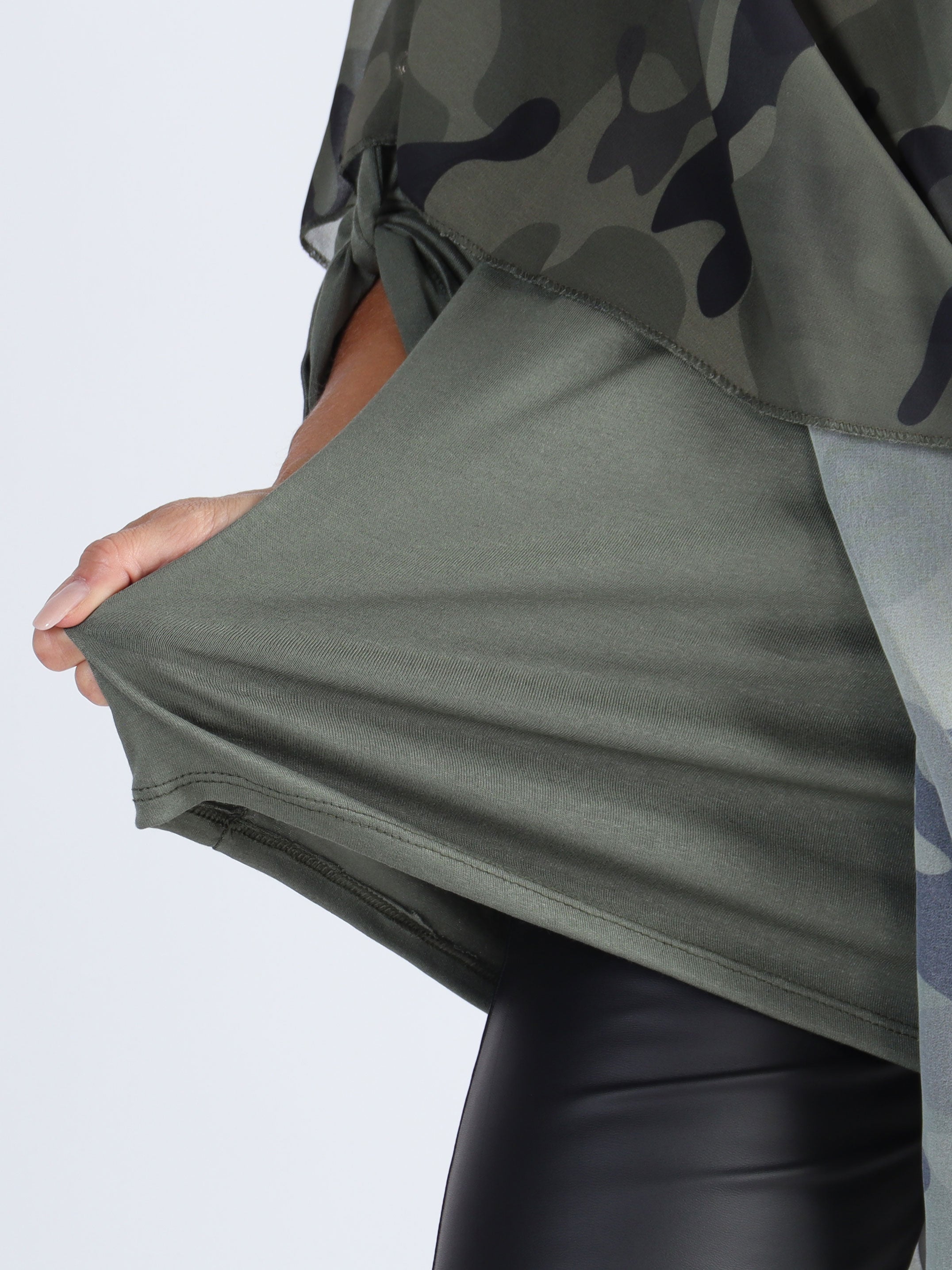 Kenya Camo Shirt - Plus size tunika med militärmönster i chiffong